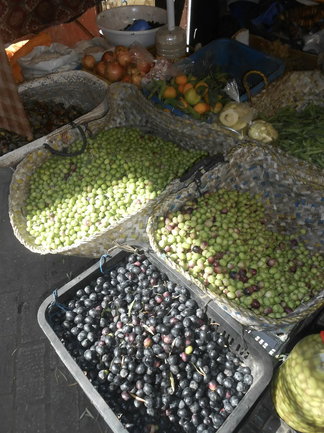 Aceitunas y almendras