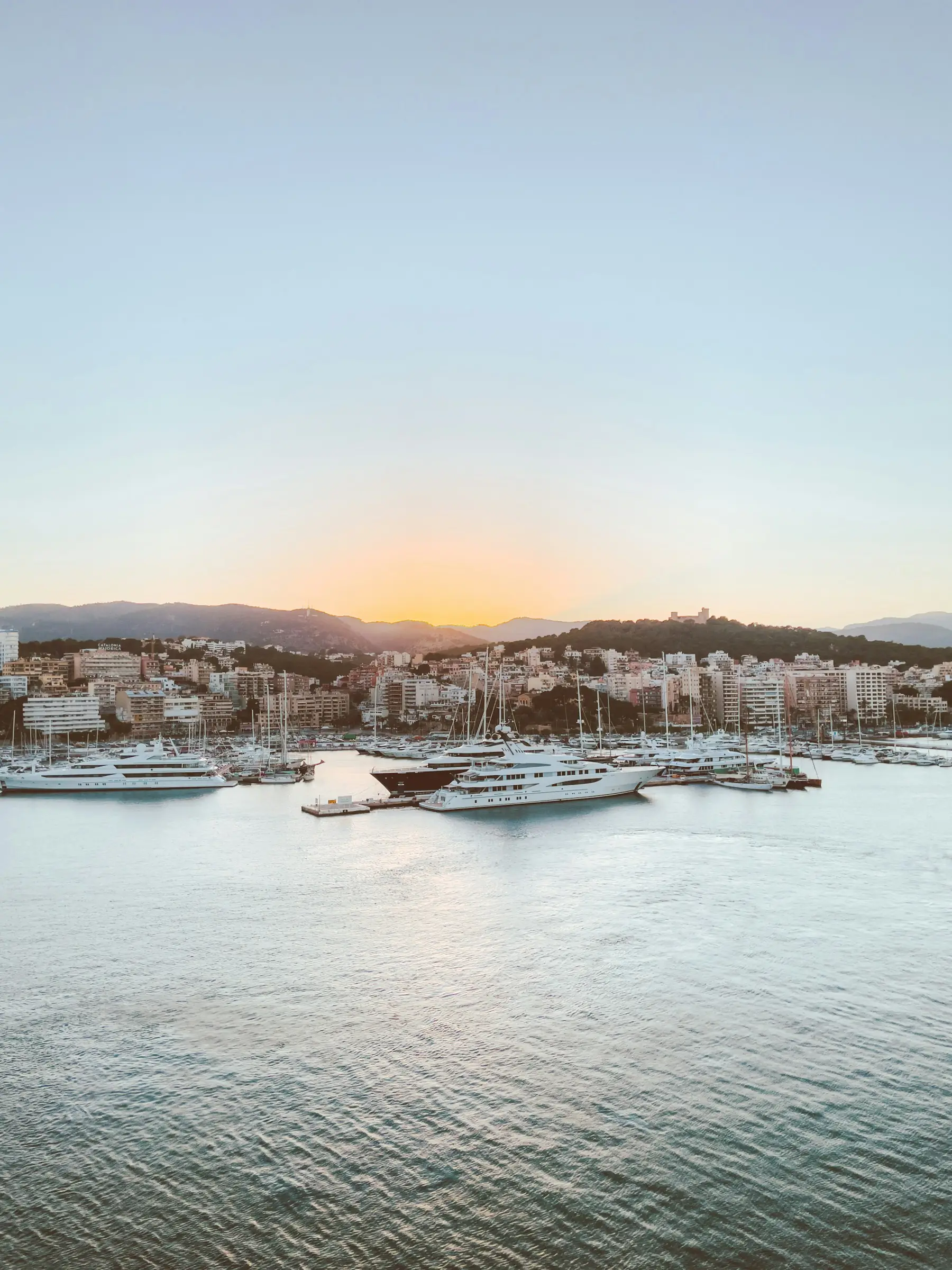 Puerto deportivo de Palma con barcos al atardecer
