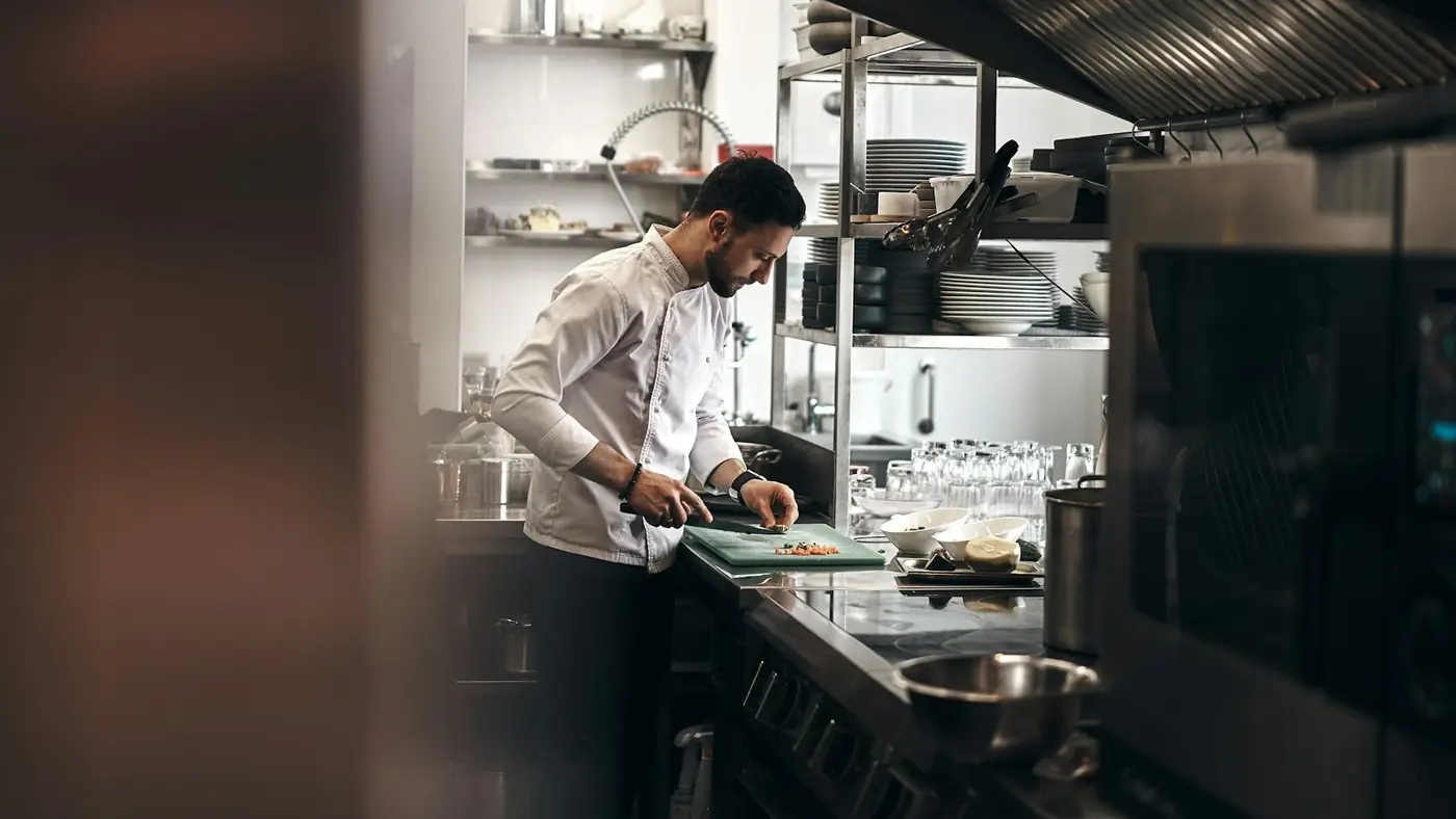 El chef Miquel Ferrer trabajando en la cocina