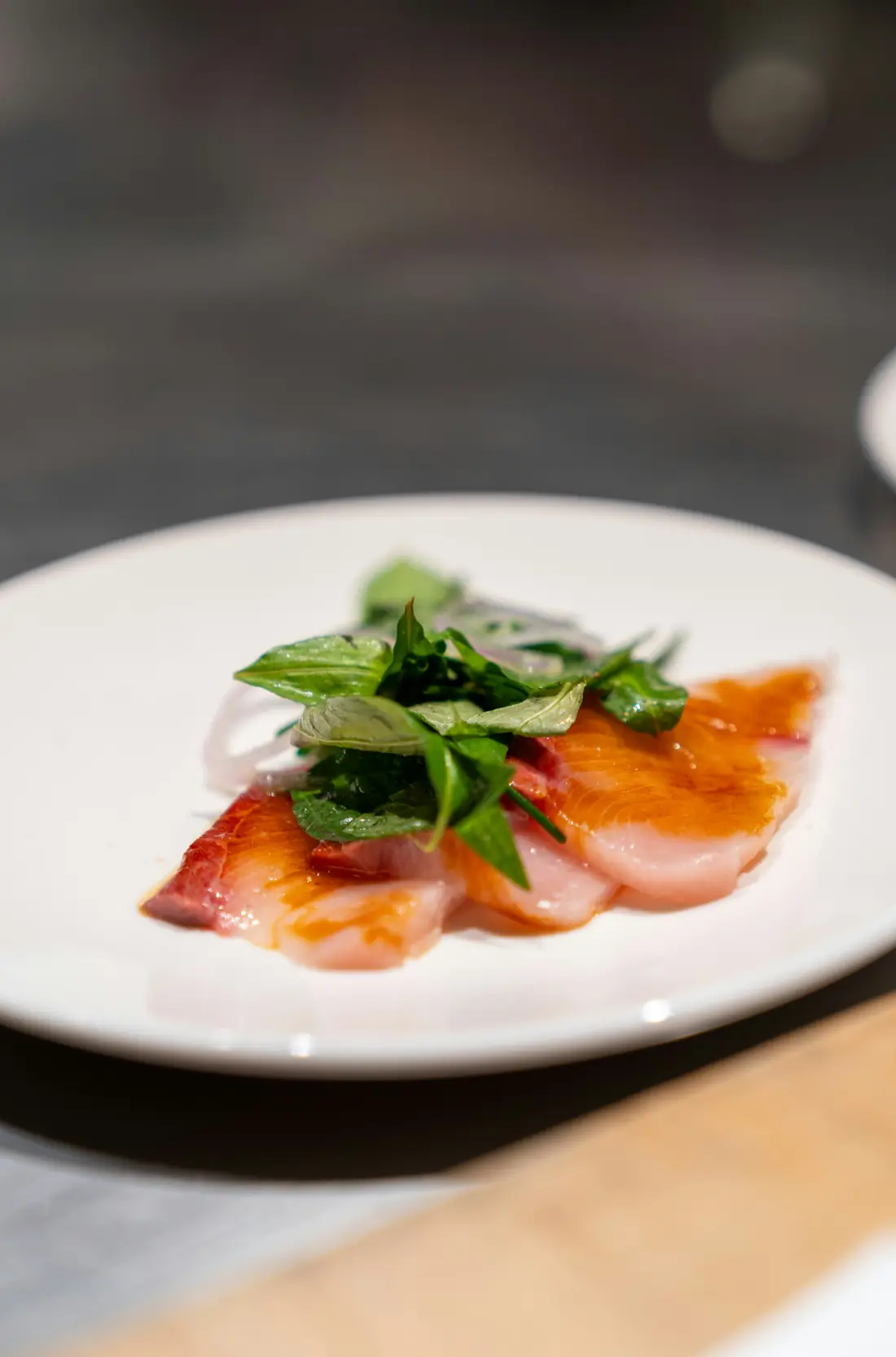 Crudo de pescado de la bahía