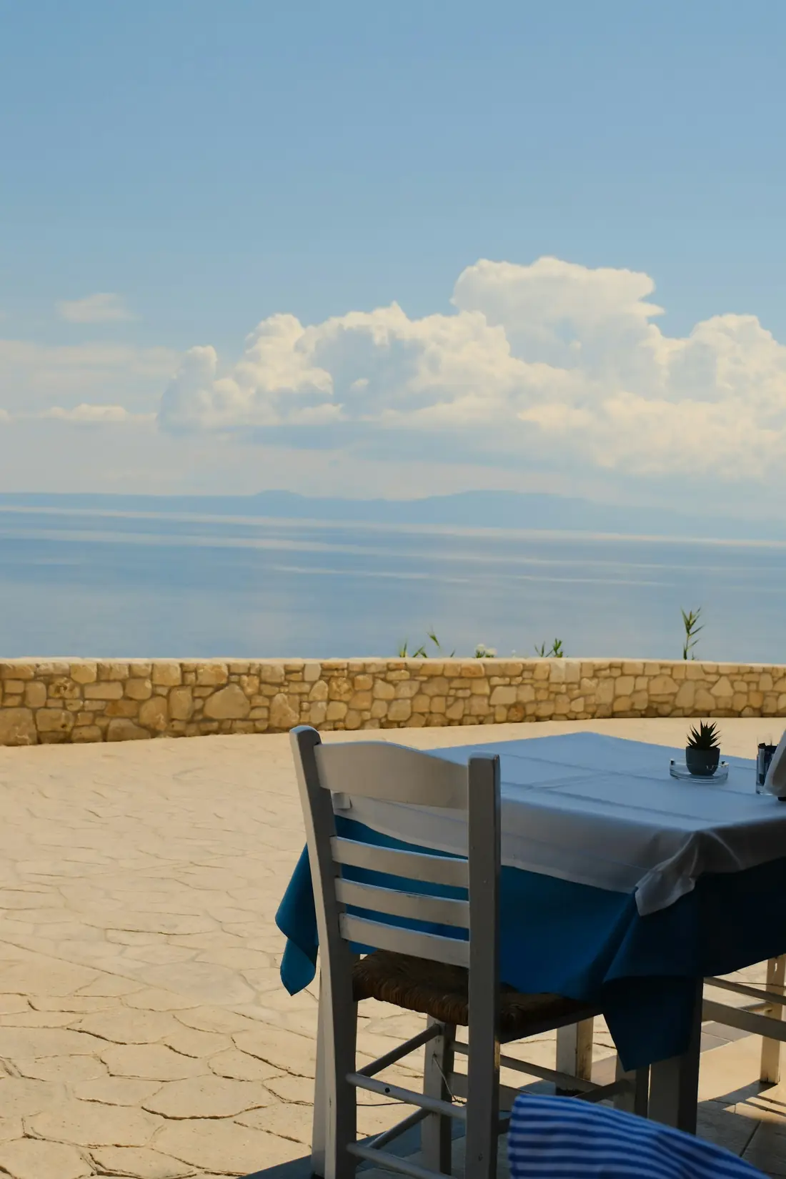 Mesa en la terraza de ESTELA con vistas al mar